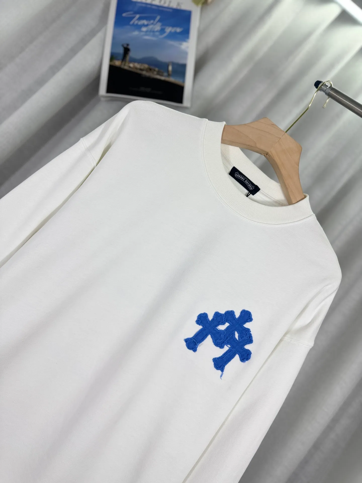 P260 top version, real shot without P, ​​different from market currency) 𝗖𝗵𝗿𝗼𝗺𝗲 𝗛𝗲𝗮𝗿𝘁𝘀/Cro Heart 2025 washed patch embroidery autumn and winter new original single counter American laser burnt 3D three-dimensional color embroidered couple casual sweatshirt 👑The highest version! Customized fabric 420g tripe terry fabric! American acid-washed and distressed original fabric laser burnt ✟appliqué embroidery and exquisite embroidery of letters! The best-selling model in the counter, very comfortable to wear. Accessories: original molded and authenticated collar label➕100% silk wash label. Genuine purchase-grade original hangtag➕matching hanging rope➕3D hanging beads➕original packaging bag. Craftsmanship: The original version has consistent wiring! The highest version of the armhole matching technique! Color: White Black Size: S M L XL Style: 25-325